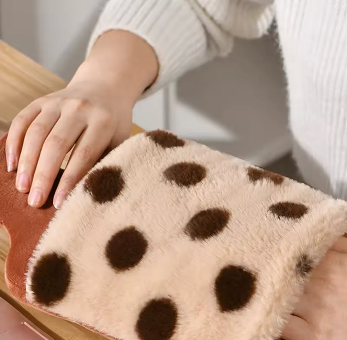 Large Capacity Hot Water Bottle With Plush Cover, Reusable Warm Water Bag Cover, Explosion Proof Water Bottle Cover Large Capacity Hot Water Bottle With Plush Cover, Reusable Warm Water Bag Cover, Explosion Proof Water Bottle Cover